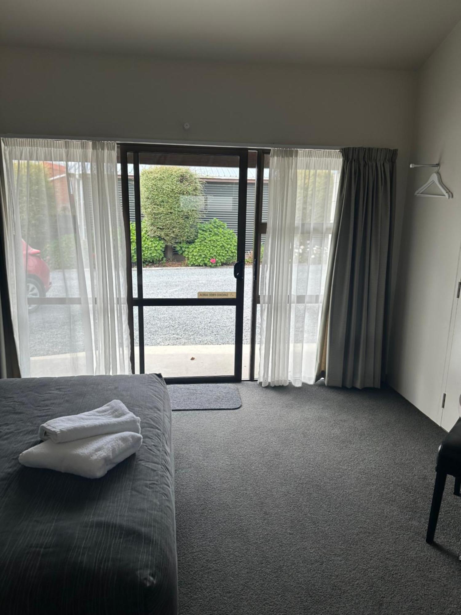 Helensborough Motor Inn Balclutha Bagian luar foto