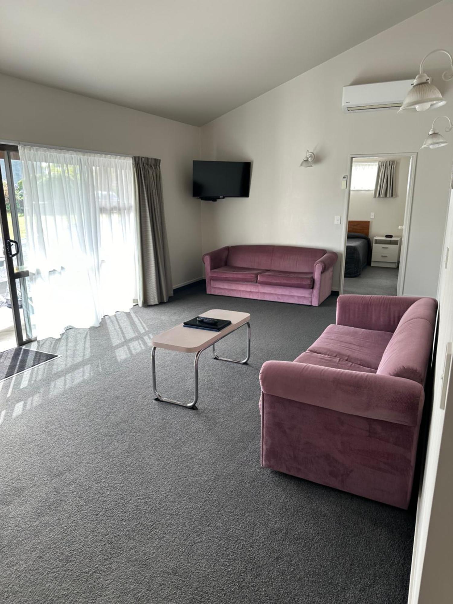 Helensborough Motor Inn Balclutha Bagian luar foto