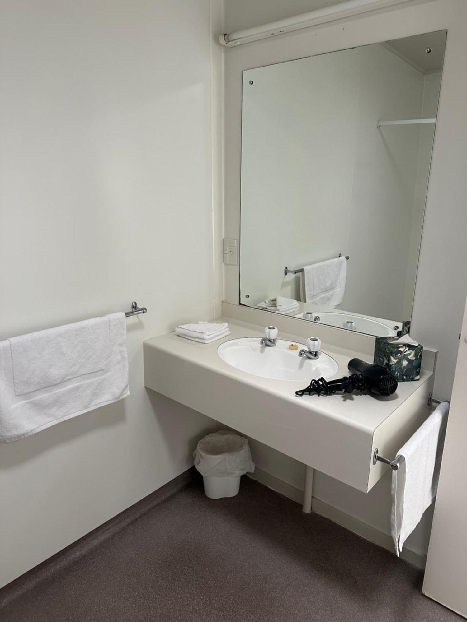 Helensborough Motor Inn Balclutha Bagian luar foto