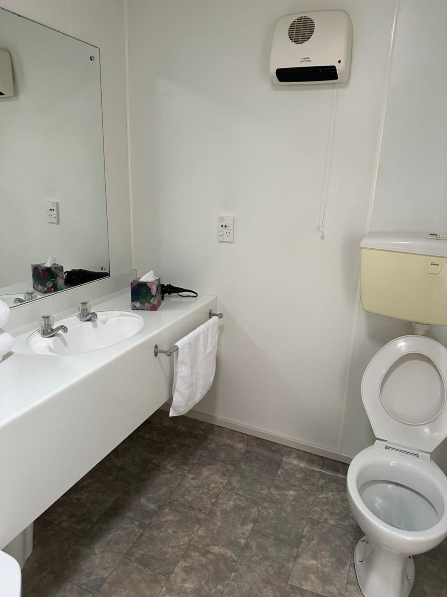 Helensborough Motor Inn Balclutha Bagian luar foto
