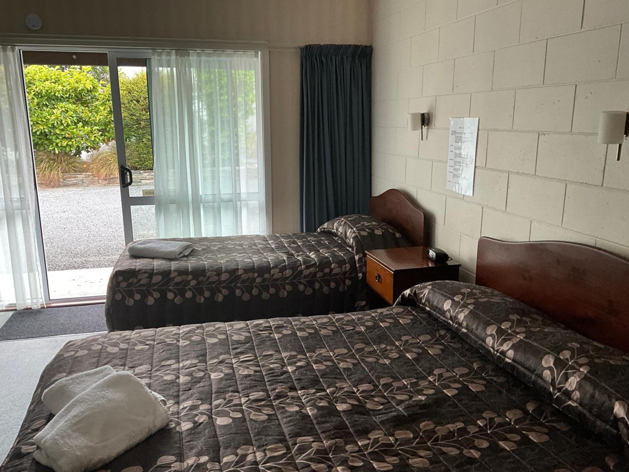 Helensborough Motor Inn Balclutha Bagian luar foto