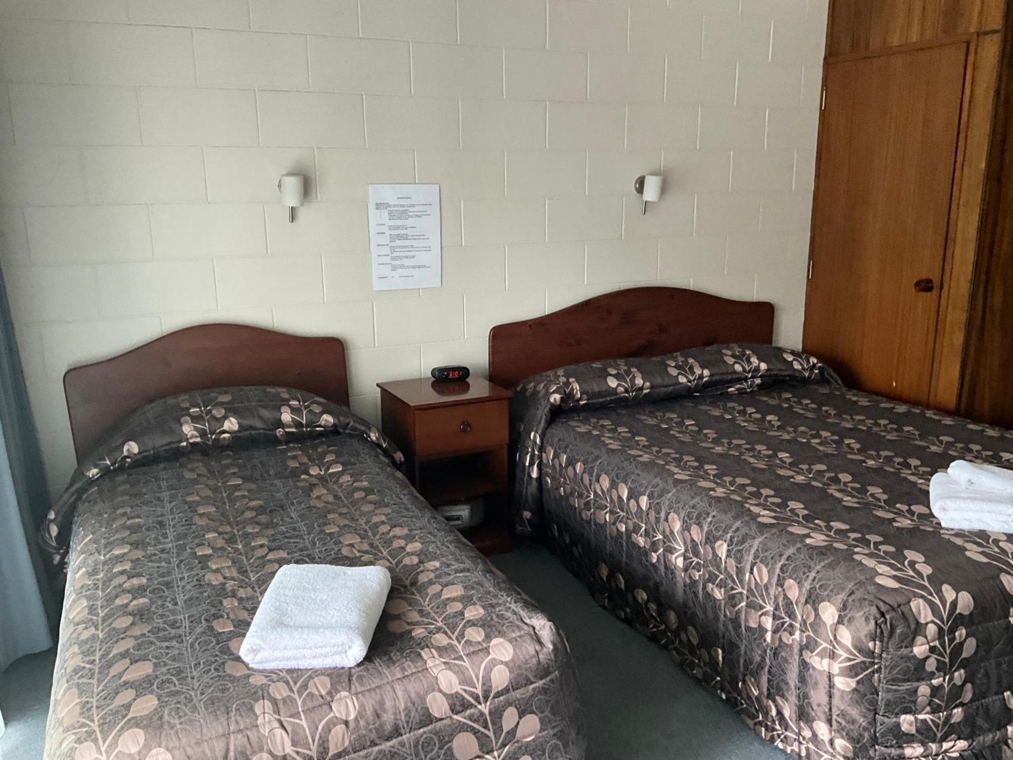 Helensborough Motor Inn Balclutha Bagian luar foto